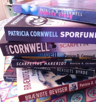 I alt 18 bøger om retsmedicineren Kay Scarpetta har amerikanske Patricia D. Cornwell skrevet. Foto: Rebekka Andreasen