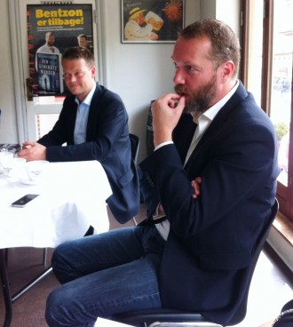 Jacob Weinreich (tv) og Anders Rønnow Klarlund er igen klar med en Niels Bentzon-krimi. Og i Den genfødte morder sender de deres hovedperson ud på noget af en rejse. Foto: Rebekka Andreasen 