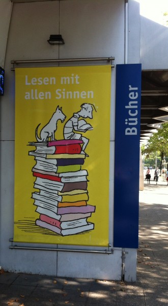 Plakaten er en del af en kampagne, der skal inspirere børn til gode læseoplevelser. 