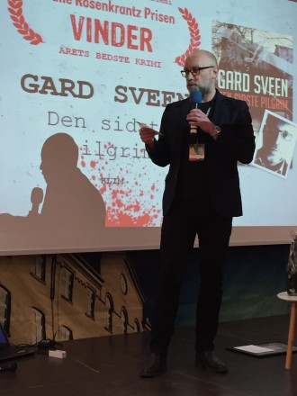 Det var en meget ydmyg og glad norsk forfatter, der modtog prisen for bedste krimi. Foto: Rebekka Andreasen 